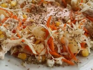 Салат Везувіо з куркою, ананасами, моцарелою та кукурудзою